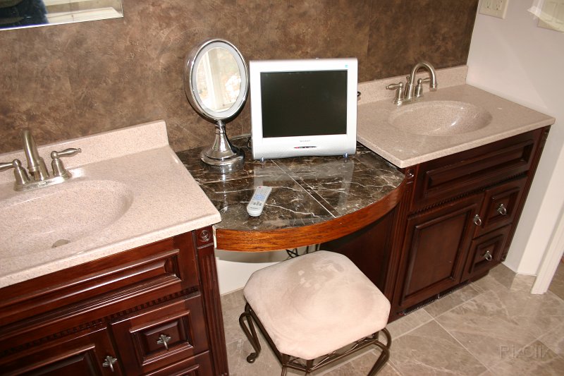 BHG 080.jpg - A complete makeup station with the morning news!